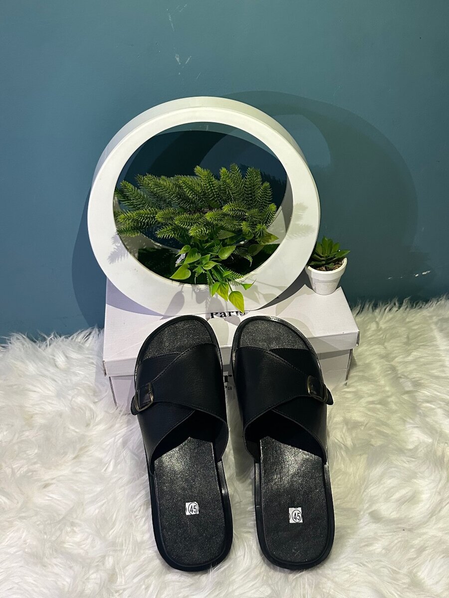 Sandales en cuir noir élégantes