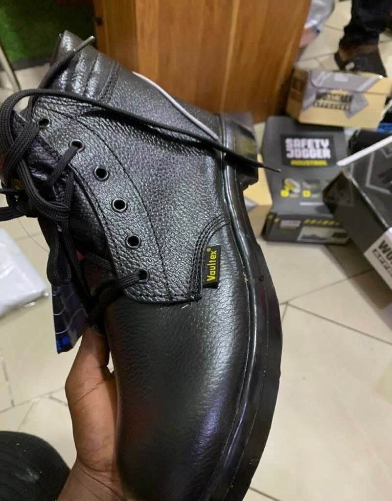 Steel toe safety boots
