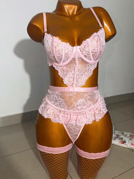 Ensemble lingerie en dentelle rose