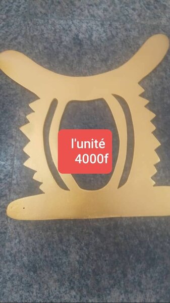 Décor mural en bois doré