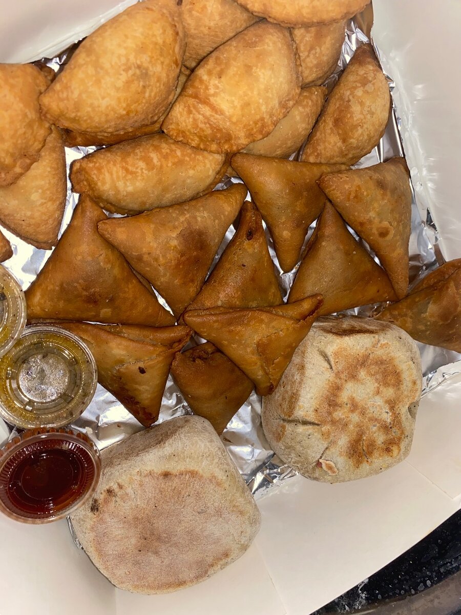 Assortiment de Samossas et Pains