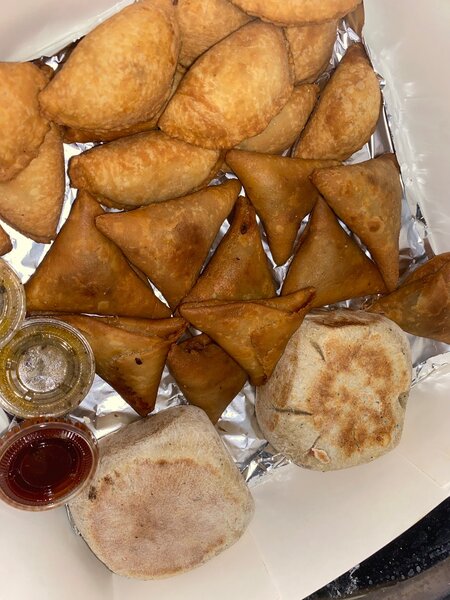 Assortiment de Samossas et Pains