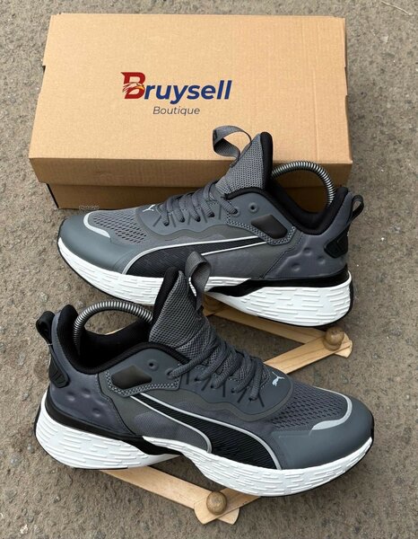 Baskets de sport gris modern