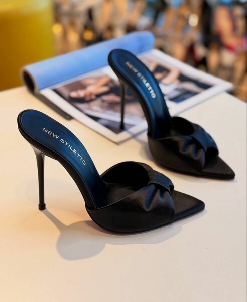 Mules à talons aiguilles noirs