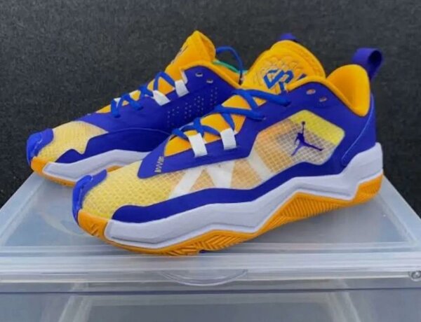 Baskets de sport jaune et bleu