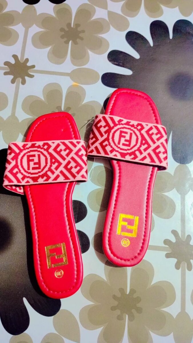 Chaussons rouges élégants