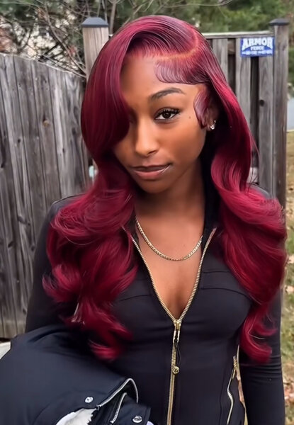 Perruque longue bordeaux élégante