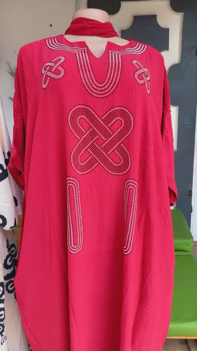 Magnifique robe africaine rouge brodée