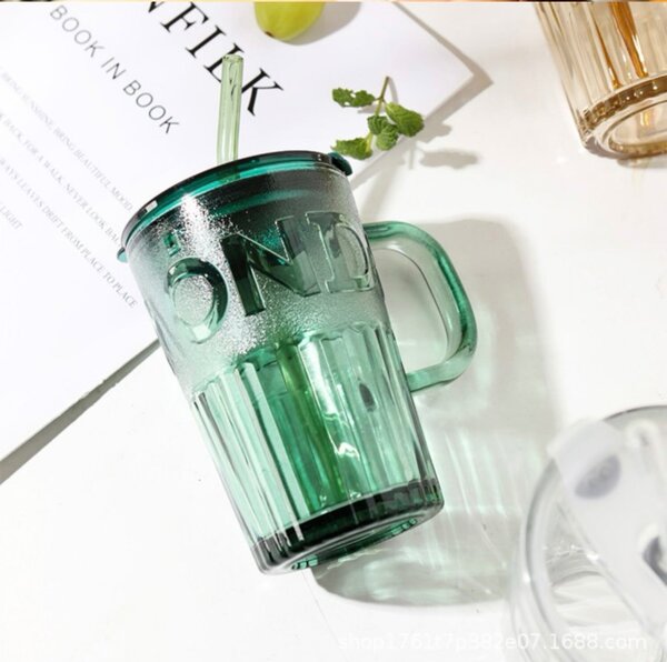 Verre à boire vert avec paille