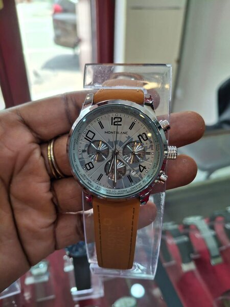 Montre élégante en cuir brun