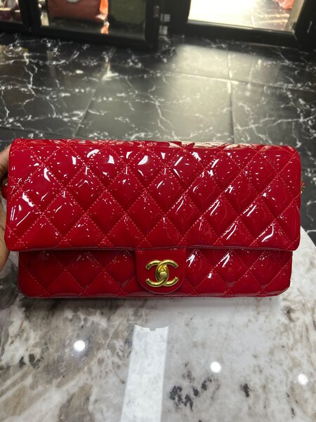 Sac à main rouge verni