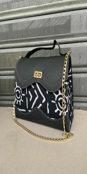 Sac à main coloré avec chaîne