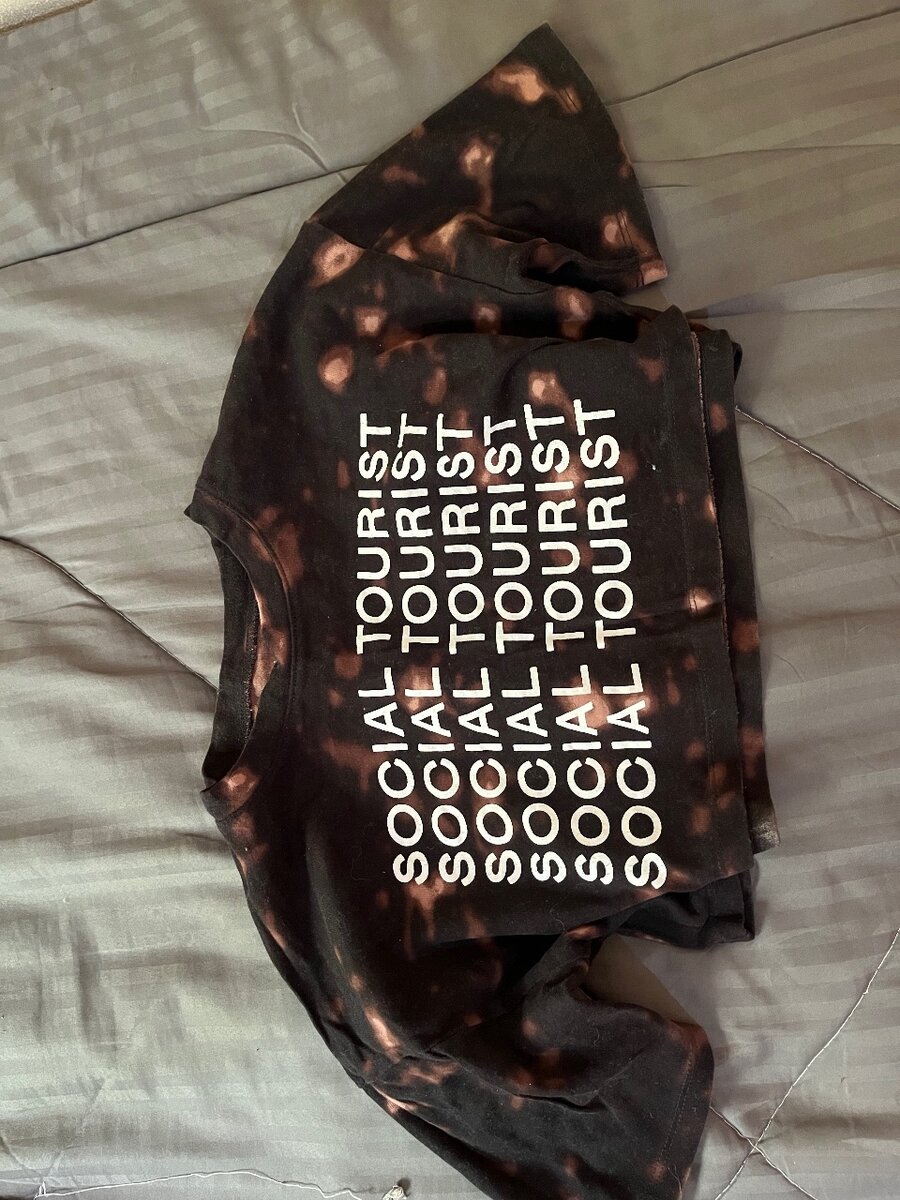 Social tourist crop top