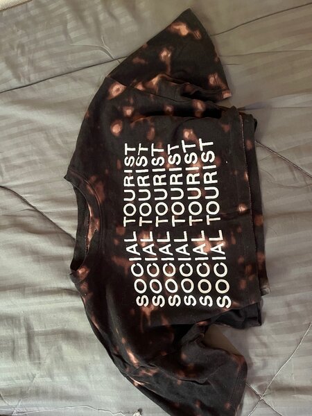 Social tourist crop top