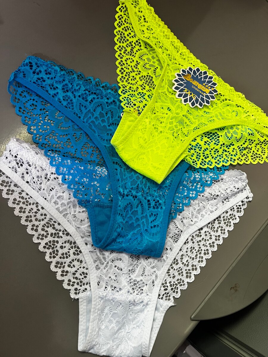 Culottes en dentelle colorées