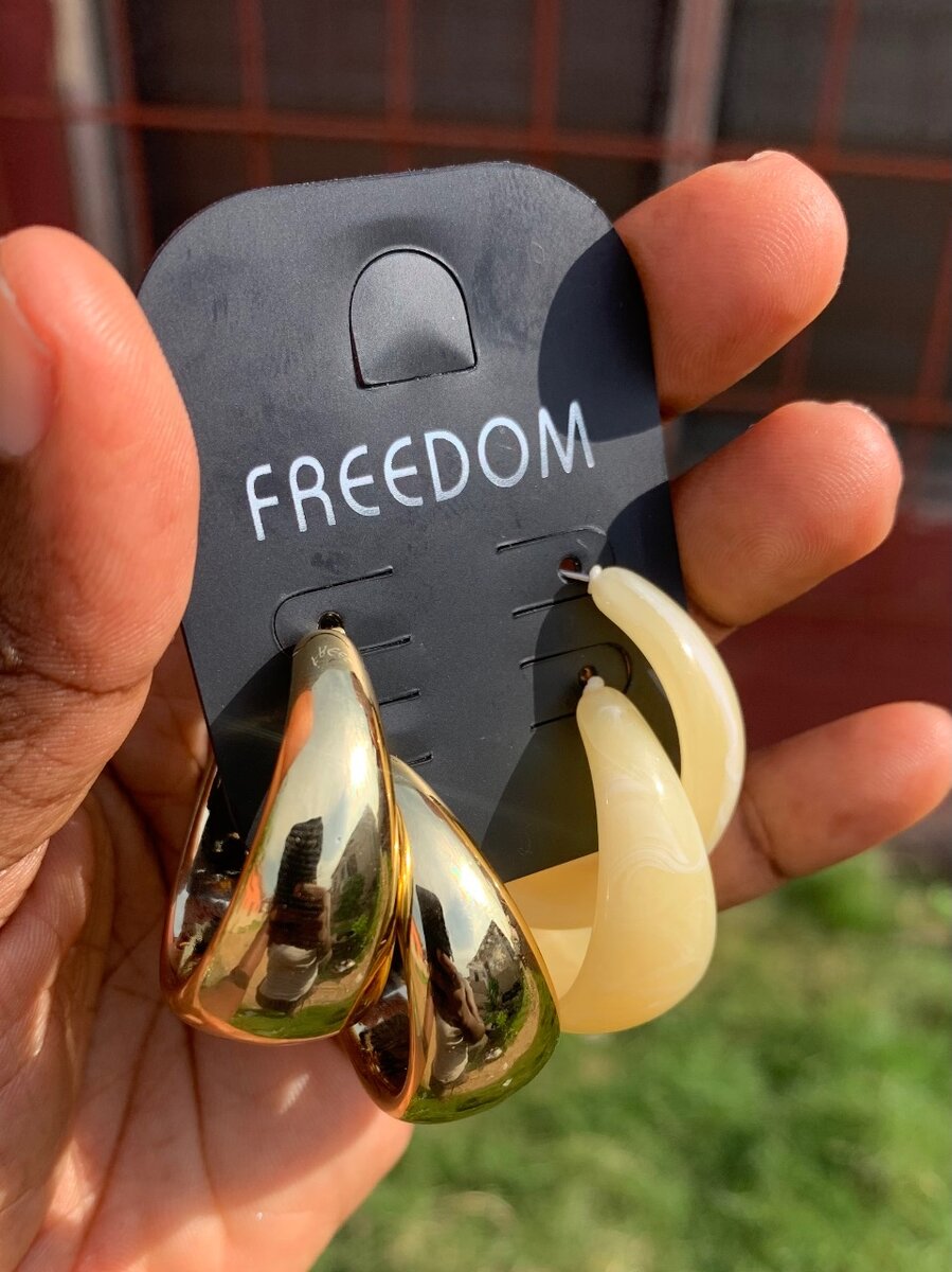 Light weight earrings (gold & light yellow)