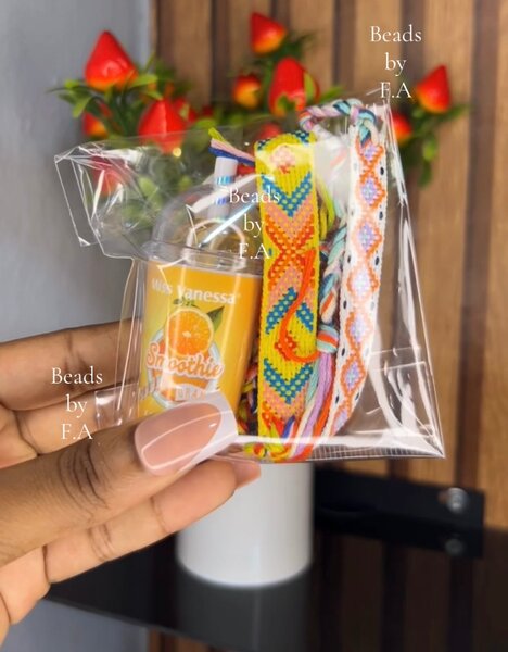 Bracelets colorés et baume à lèvres