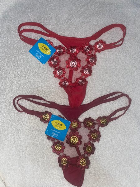 String sexy floral brodé
