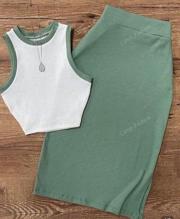 Ensemble Débardeur et Jupe Élégant