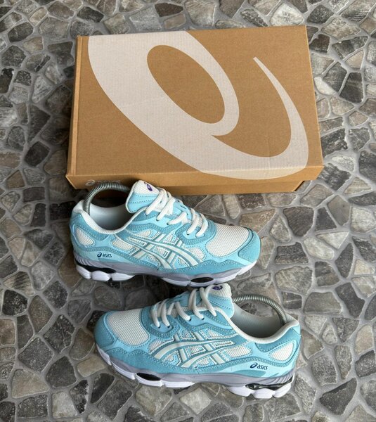 Chaussures ASICS