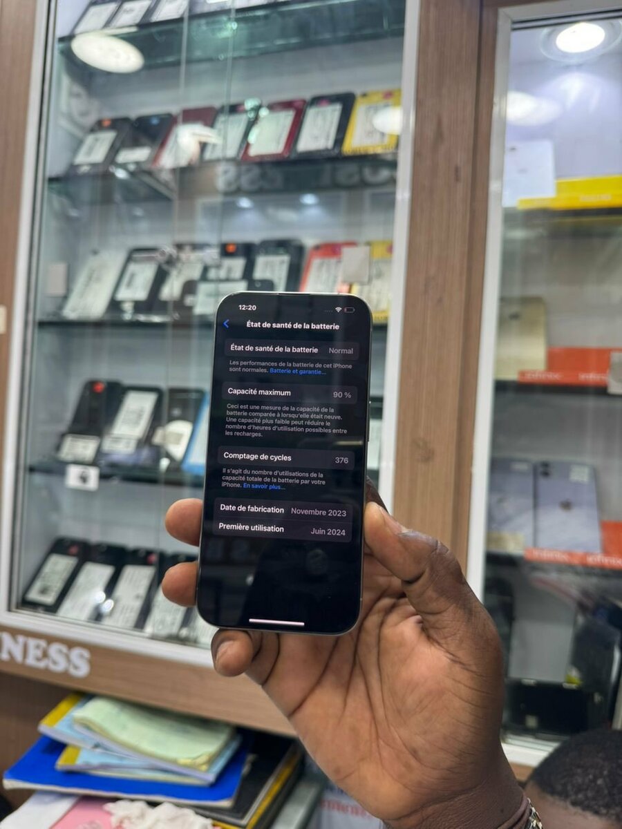 iPhone 15 pro très propre