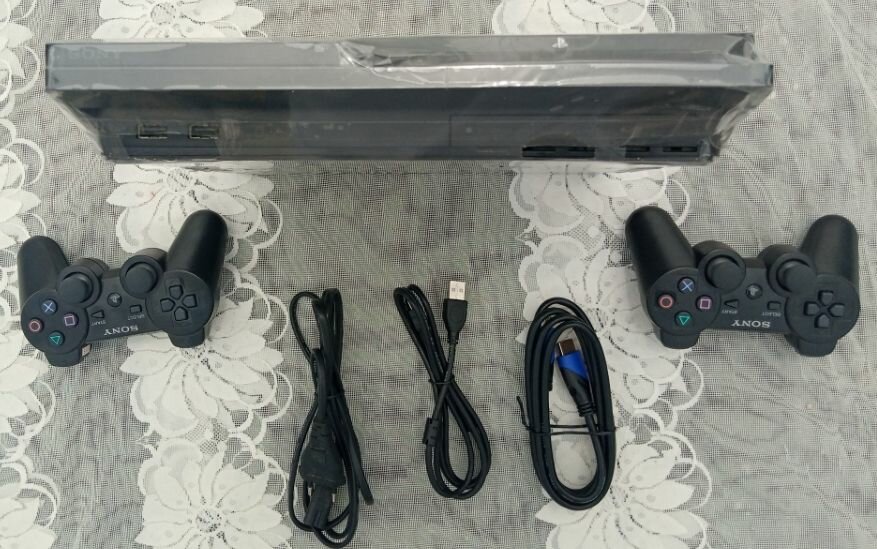 PS3 slim craquée avec 20 jeux et 2 manettes