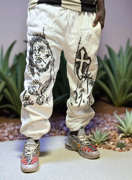 Pantalon urbain avec motifs artistiques