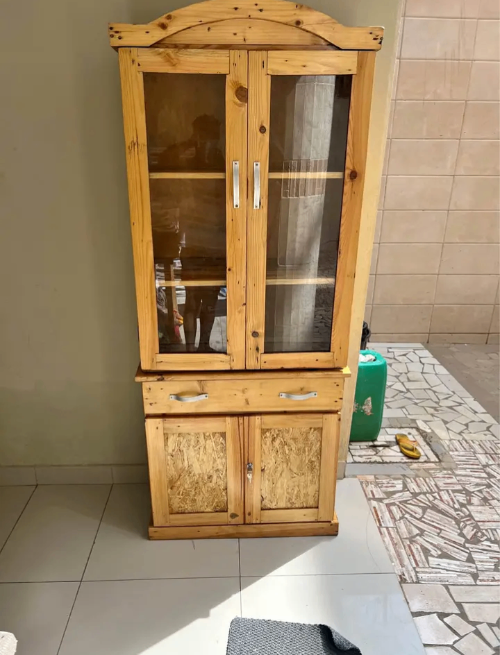 Buffet en bois avec portes vitrées