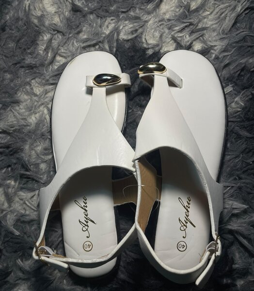 Sandales blanches élégantes