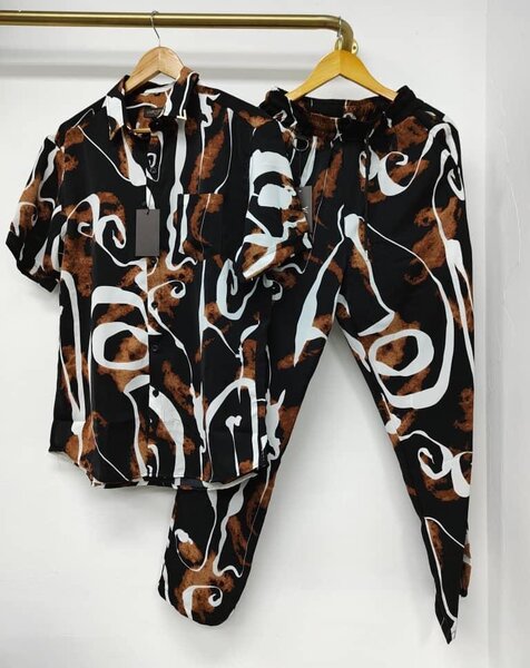 Ensemble chemise et pantalon abstrait