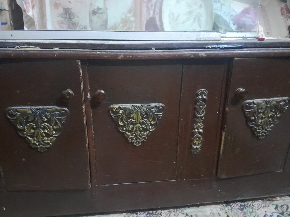 Mirror and showcase used less price and used contact me