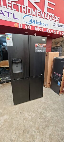 Réfrigérateur moderne noir