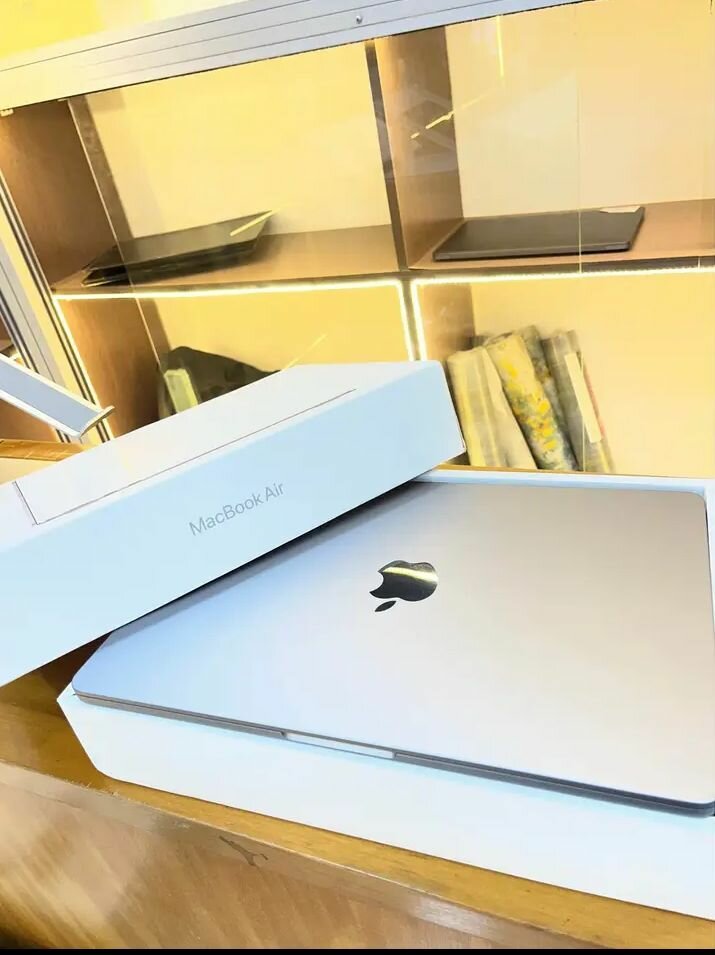 Apple MacBook Air 13","description":"Découvrez le MacBook Air 13 pouces: performance, élégance et légèreté. Parfait pour le travail et le divertissement, avec une autonomie exceptionnelle.","category":"laptops