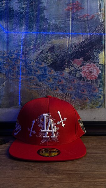 Casquette rouge brodée LA