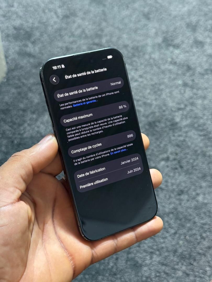 iPhone 15 pro casi neuf