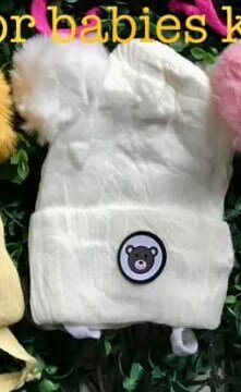 Hat with 2 pompoms and ties, white