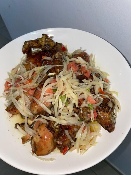 Poulet Grillé épicé avec Accompagnements Variés