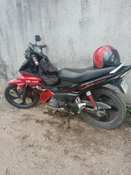 Moto KTM rouge