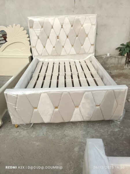 Lit design capitonné