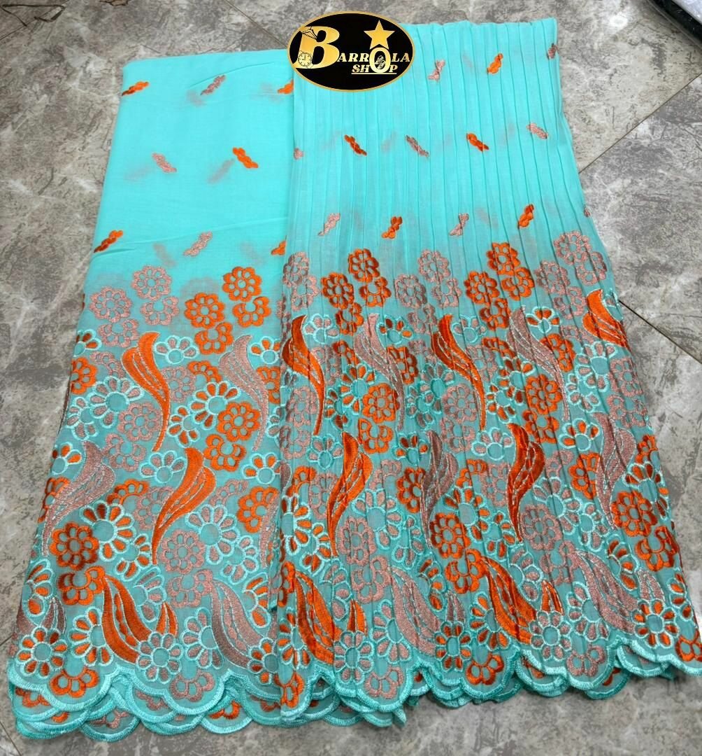 Tissu brodé floral élégant