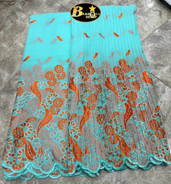 Tissu brodé floral élégant