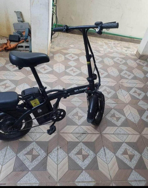 Vélo électrique pliant compact