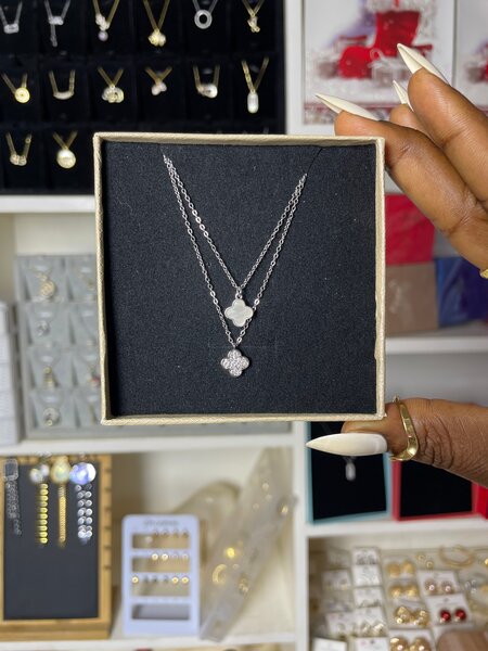 Collier élégant avec pendentifs