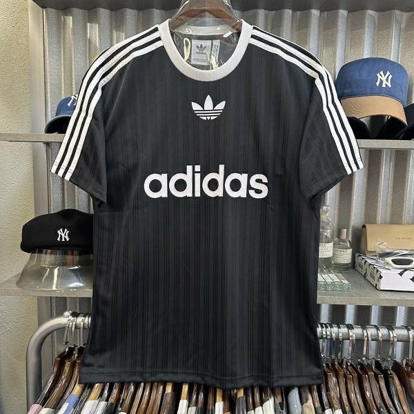 T-shirt adidas
