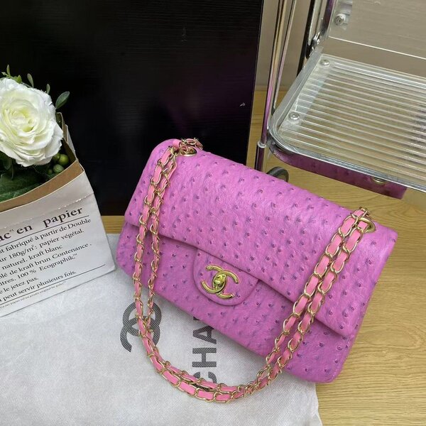 Sac à main rose en cuir avec chaîne dorée