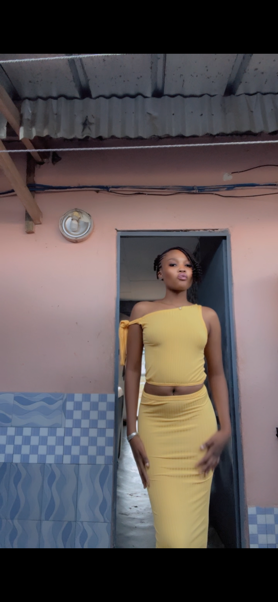 Robe Jaune Épaules Nues Élégante