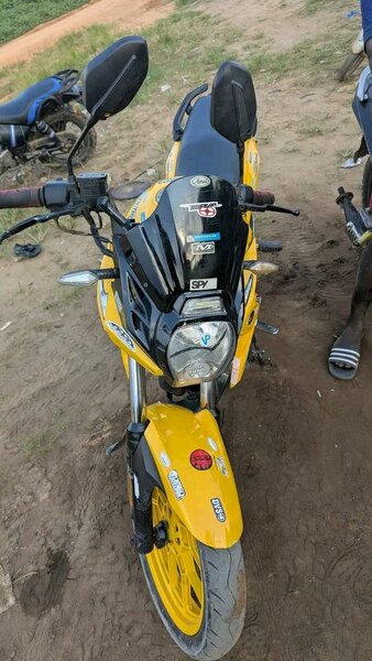 Moto sportive jaune