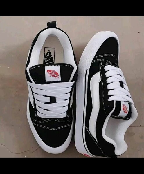 Chaussures Vans Old Skool noir et blanc