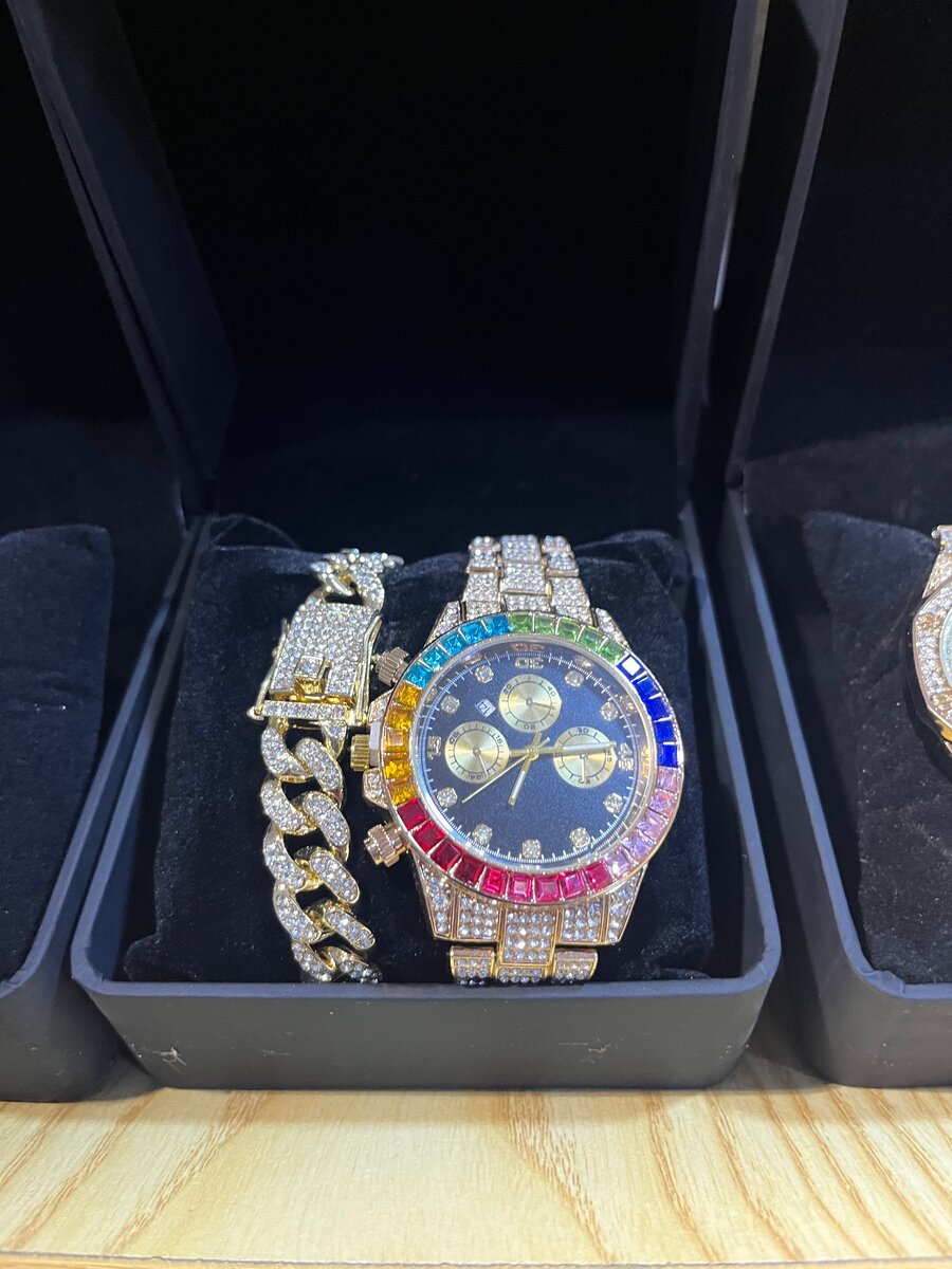 Montre de luxe étincelante