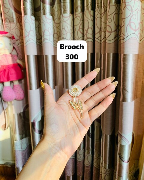 Brooch 